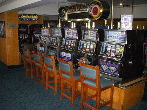 QE2 Casino Slots