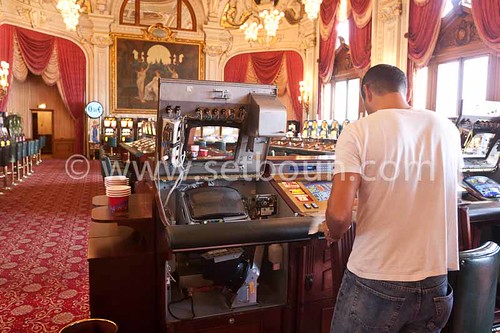 Monaco. = slot machine cleaning and repair  in the casino of monte carlo,  Monaco  Monaco   /// entretien et reparation des machines a sous dans le Casino de monte carlo Monaco  L0055506