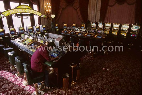 Monaco. Slot machine cleaning    Monaco     Casino entretien des machines ‡ sous    Monaco   R20102/    L930325a  /  P103245